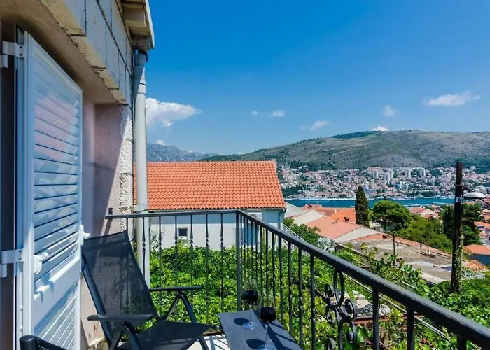 Spacious 80m2 Place, Great Views:-) 2 Bedrooms ! 杜布罗夫尼克
